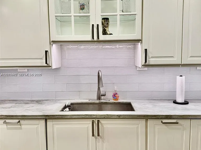 4721 SW 34th Dr — Photo 7