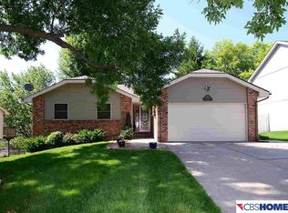 823 Redwood Ln, Papillion, NE 68046