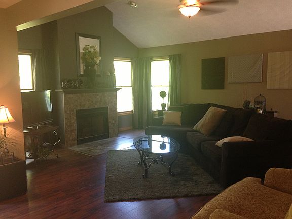 Great room w/ gas fireplace