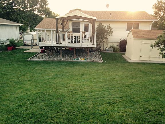 3rd image of 121 Applewood Dr