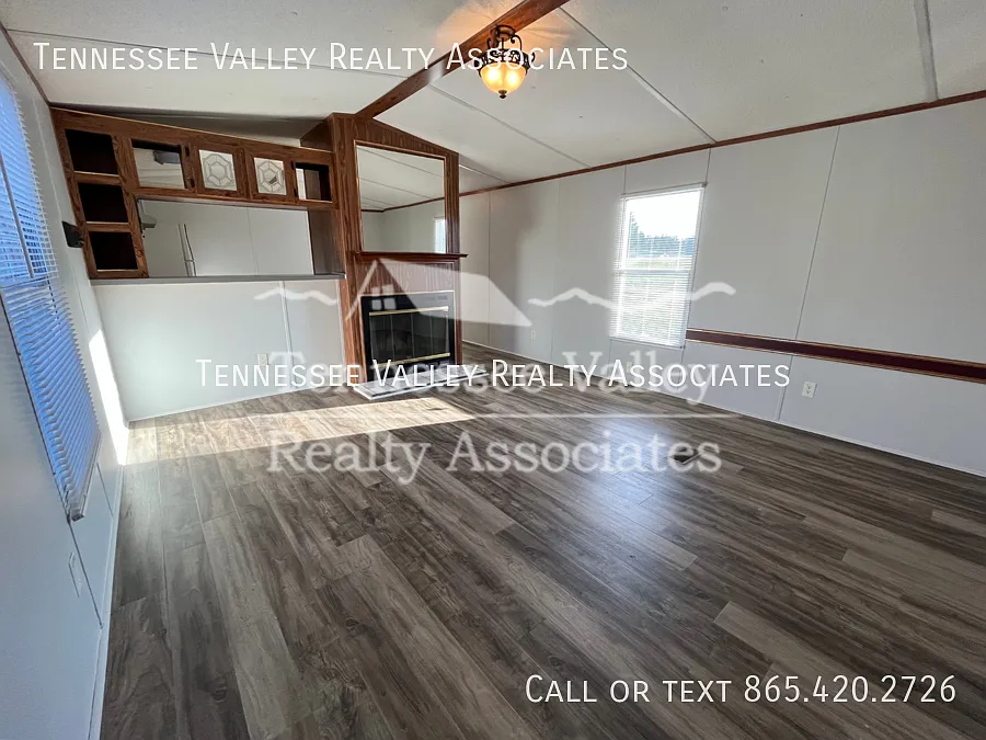 Well kept 3 bedroom/ 2 bathroom home just off Knoxville Highway in Wartburg, TN — Photo 3