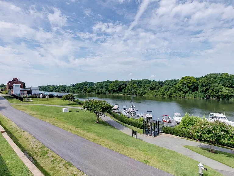East 51 At Rocketts Landing — Photo 8