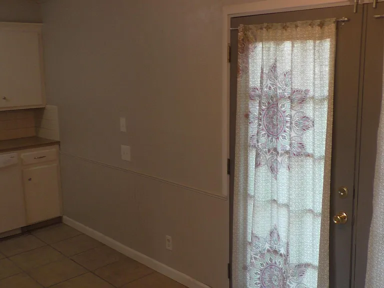 406 Larchmont Dr — Photo 15