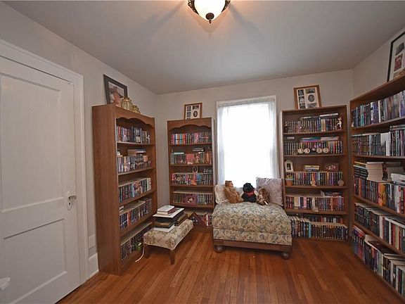 3rd image of 555 N Broadway St