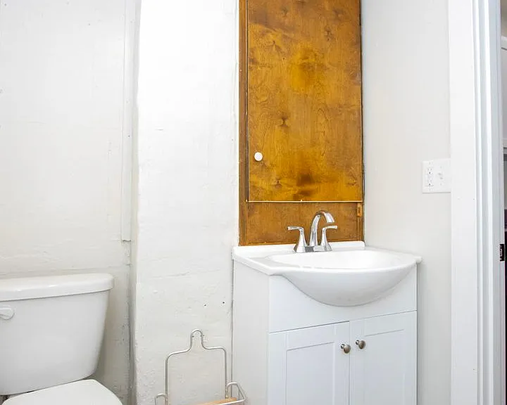 217 1/2 Hall St — Photo 9
