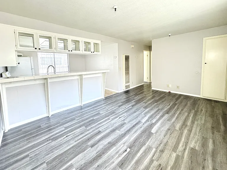 12617 Kornblum Ave — Photo 7