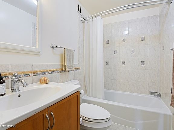3rd image of 1415 N Dearborn Pkwy #11D