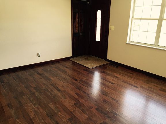 Living Room w/laminate floor