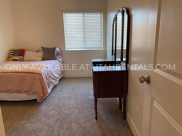 345 W Park View Ln — Photo 16