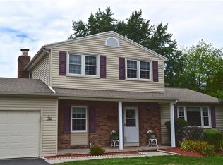 10 Little Briggins Cir, Fairport, NY 14450