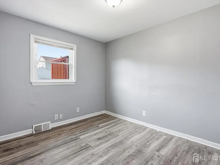 115 N Main St — Photo 15