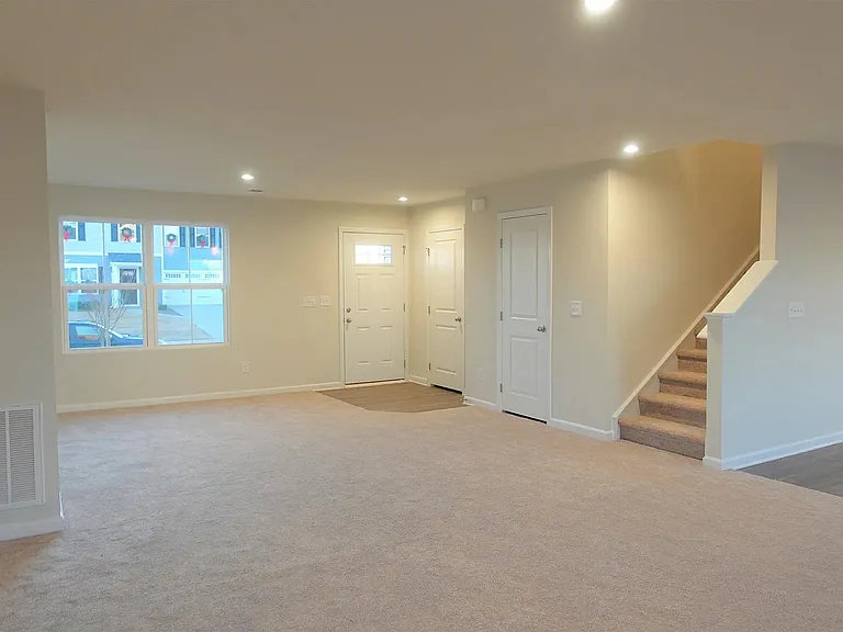 802 Effie Dr — Photo 3