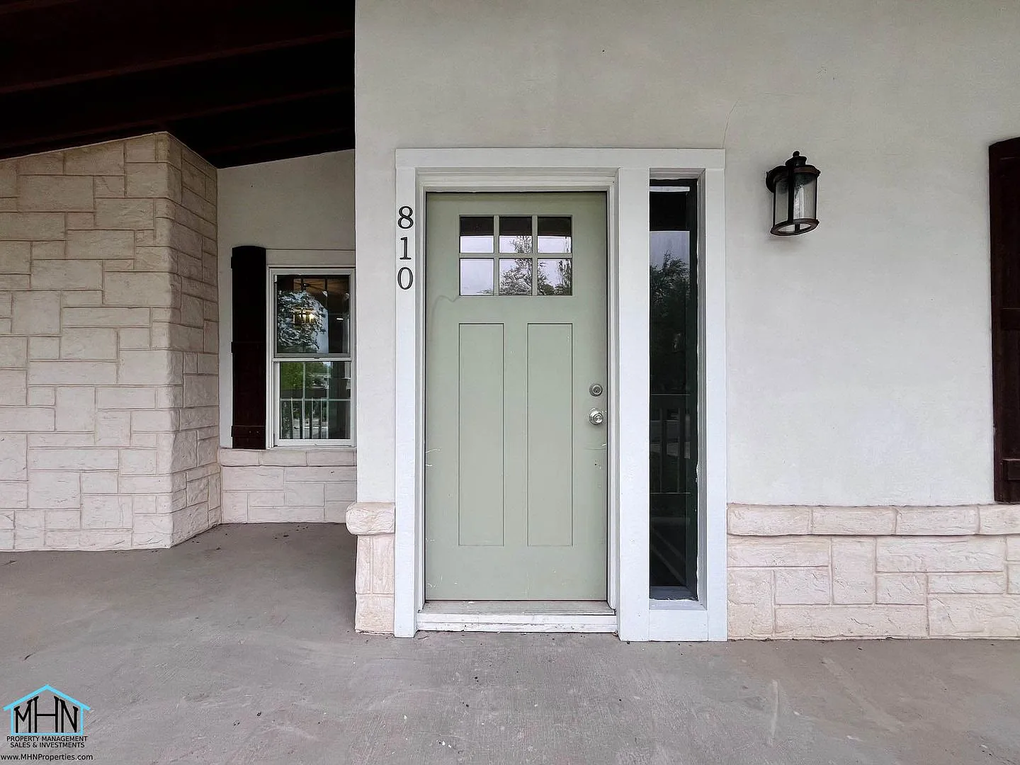 Welcome to your dream home nestled in the prestigious neighborhood of Terrell Hills, Texas. — Photo 3