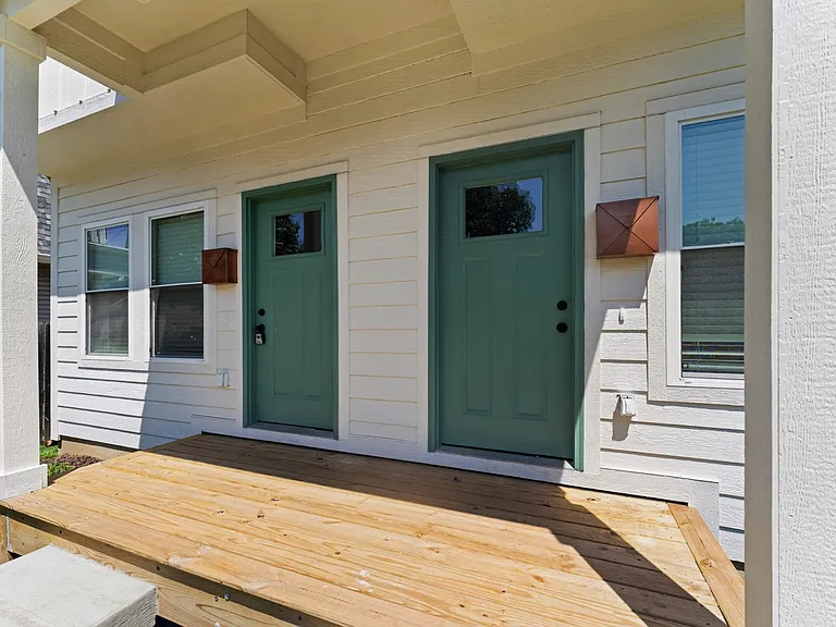2437 Guilford Ave — Photo 3