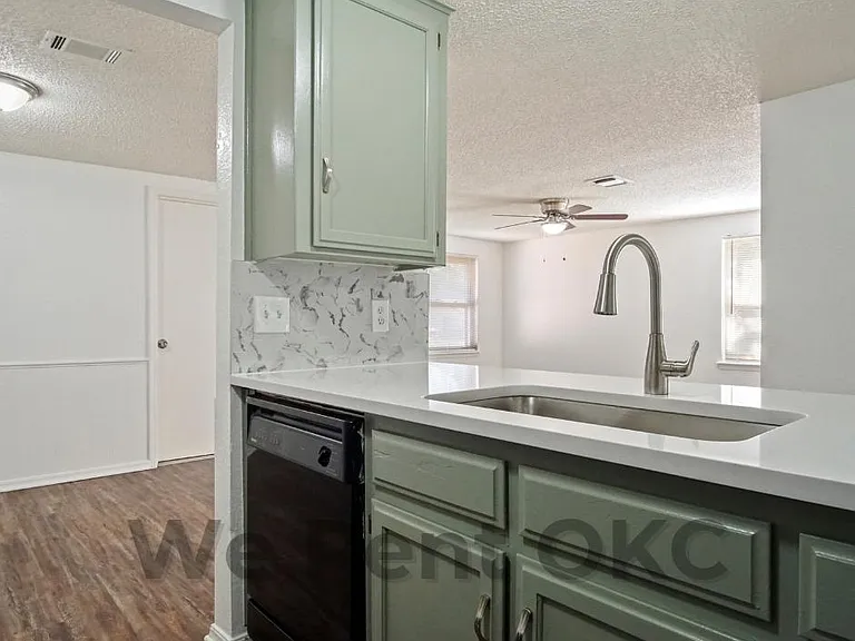 7500 NW 113th Pl — Photo 15