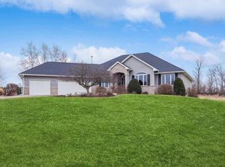 891 Pheasant Run Rd, Clinton, IA 52732