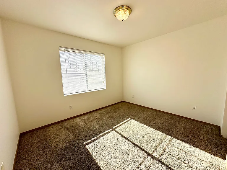 2103 N Yellowstone St — Photo 29