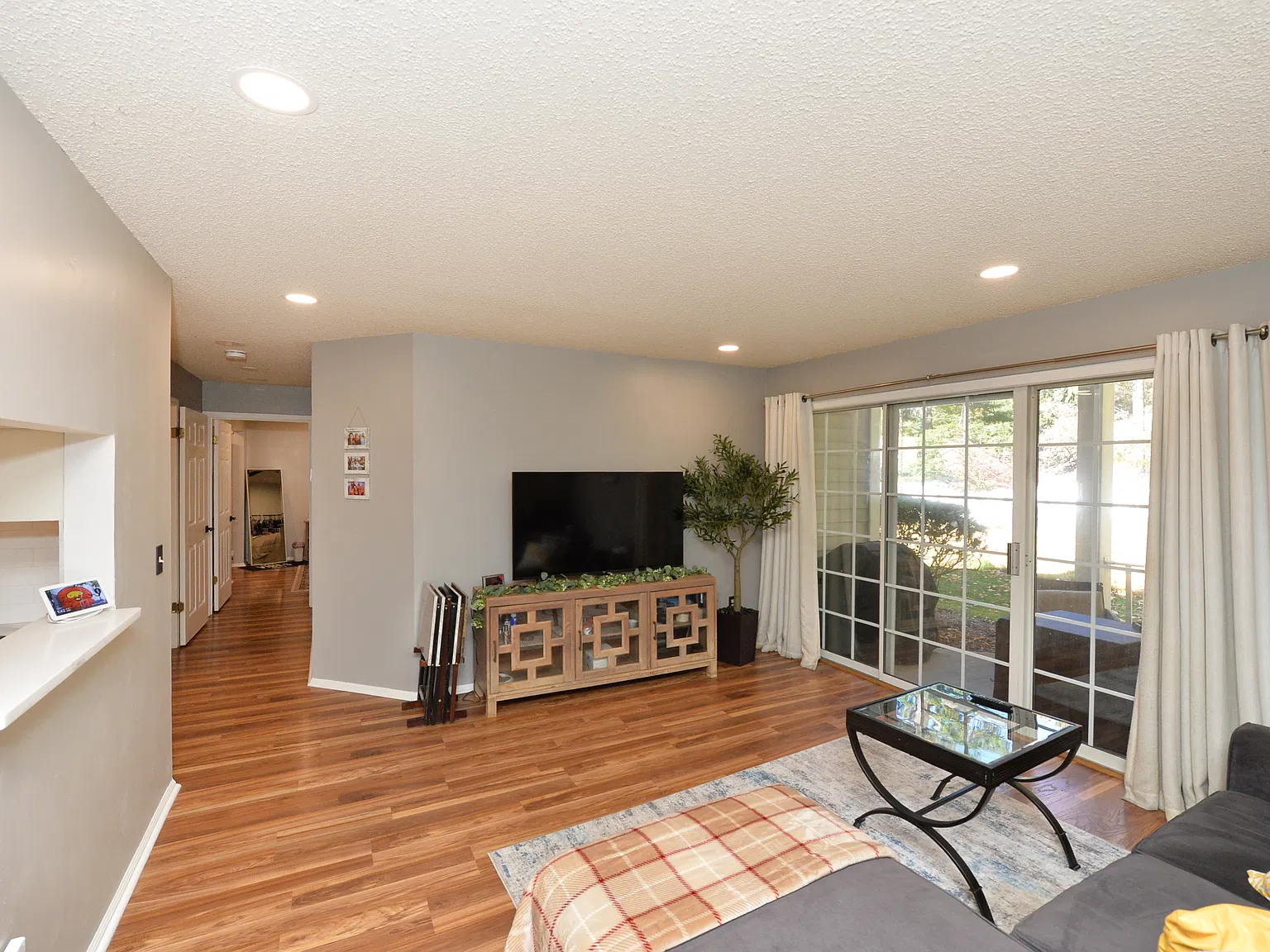 2 bed, 1010 sqft, $3,300 — Photo 2