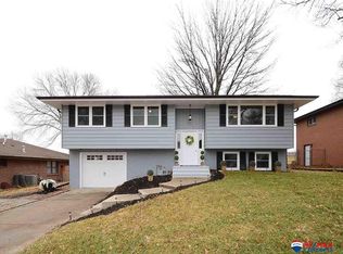 7425 Englewood Dr, Lincoln, NE 68510