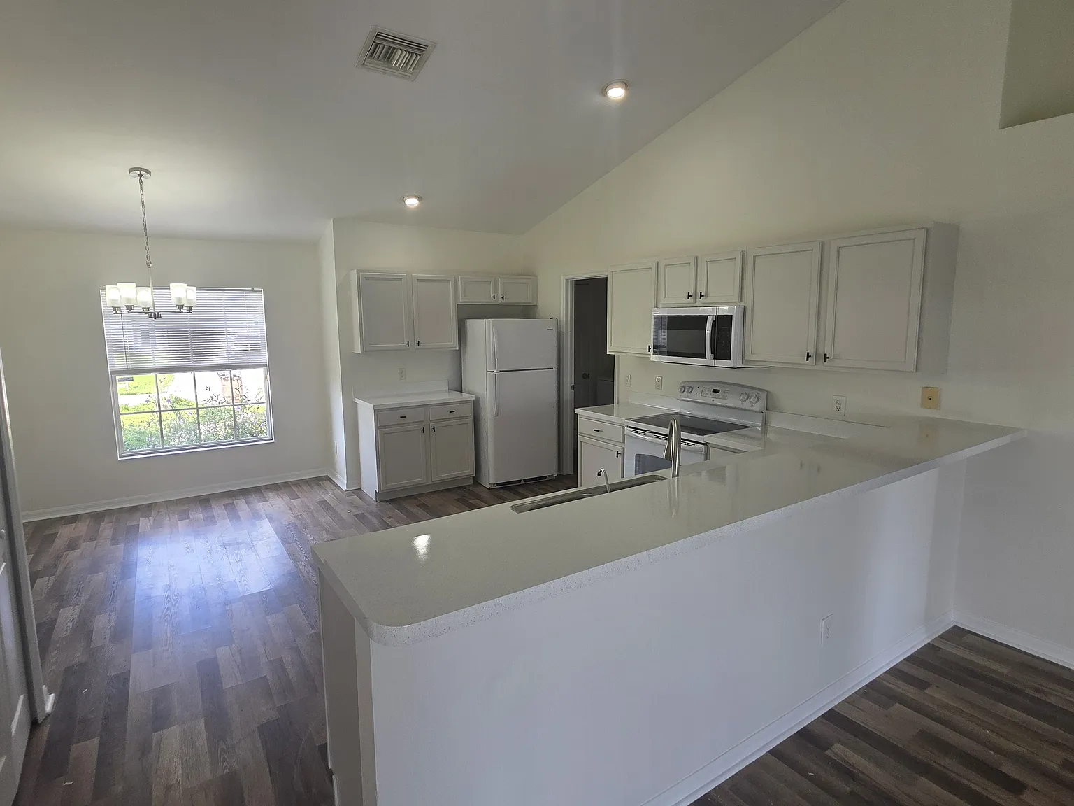 4 bed, 1835 sqft, $1,950 — Photo 2