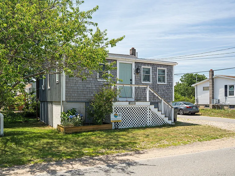 129 Old Point Rd — Photo 6