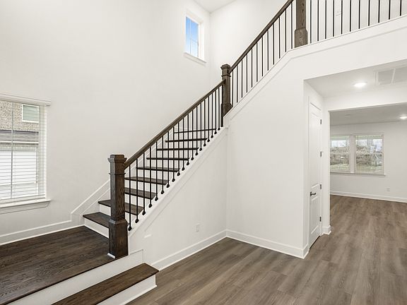 5th image of 111 E Hill St