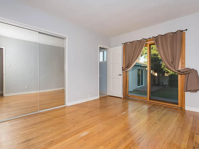2654 Granville Ave — Photo 12