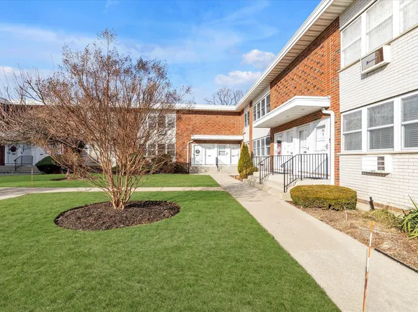 87 Farber Drive #87, West Babylon, NY 11704