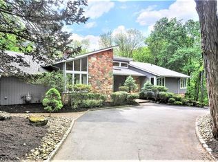 22 Canterbury Ln, Watchung, NJ 07069