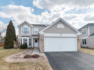 11 Hummingbird Ln, Streamwood, IL 60107