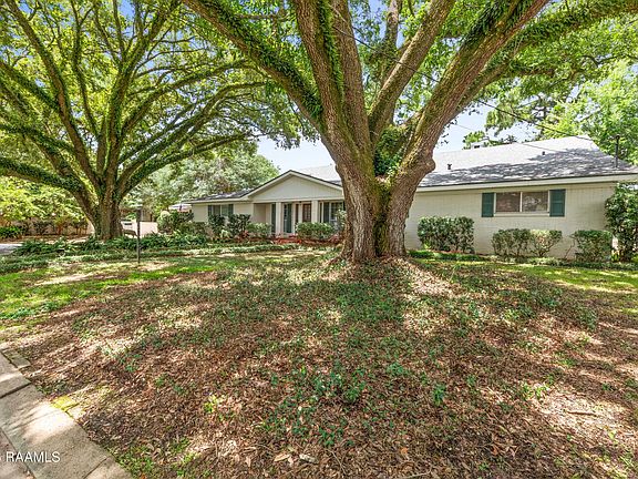 3rd image of 303 Colonial Dr