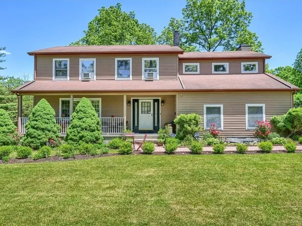 1 Coach Lantern Drive, Hopewell Junction, NY 12533