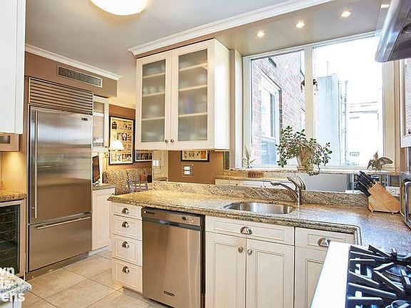4th image of 139 E 63rd St APT 5A