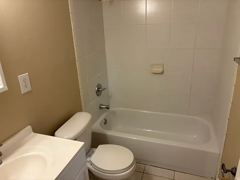 1656 Princess Helen Rd W — Photo 2
