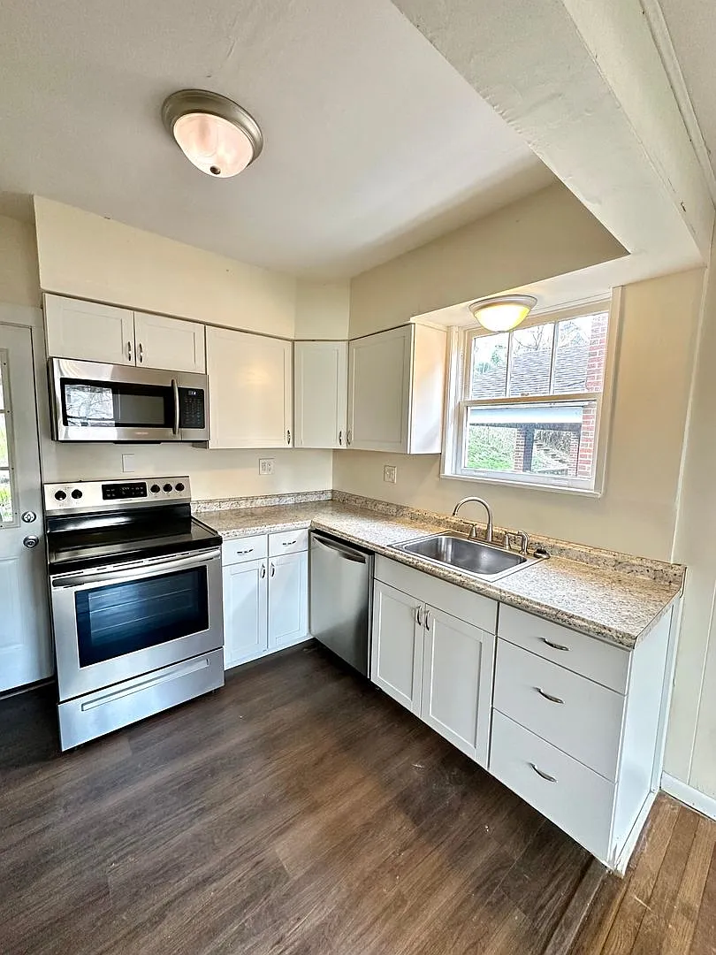 2 Bed 1 Bath home in Beechview - Close to Downtown, Public Transit - Available June — Photo 1