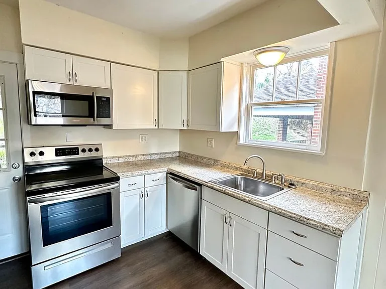 1528 Dagmar Ave — Photo 7