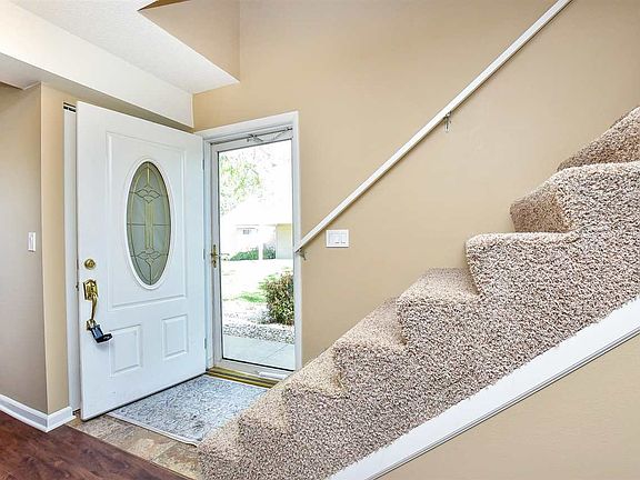 4th image of 16 Chisholm Creek St #1