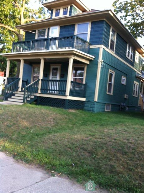 2nd image of 828 Alexander St SE #2