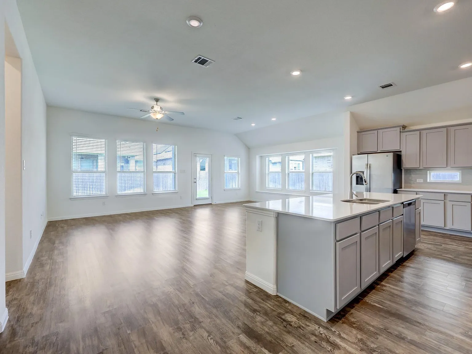 4 bed, 3.0 bath, 2372 sqft, $2,600 — Photo 3