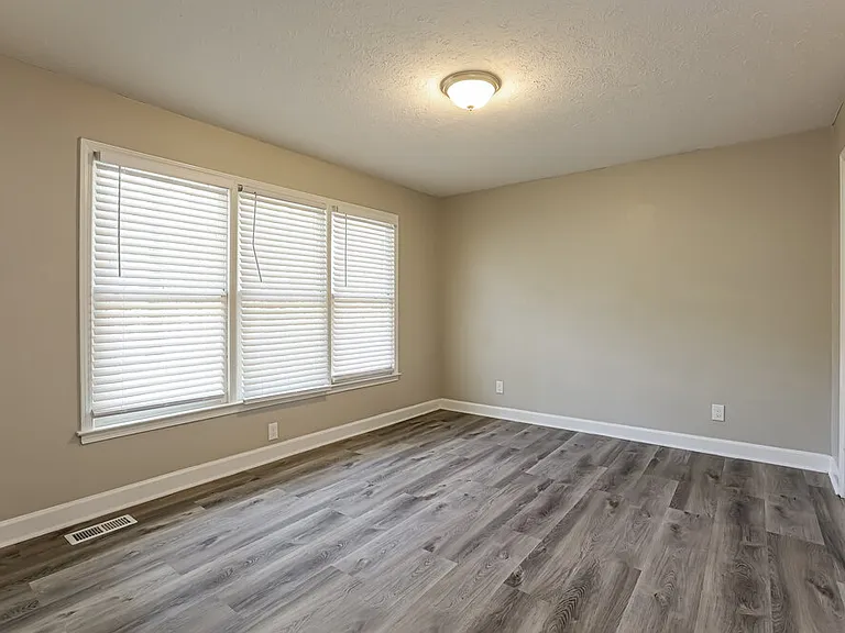 1398 Lakeview Pkwy — Photo 9