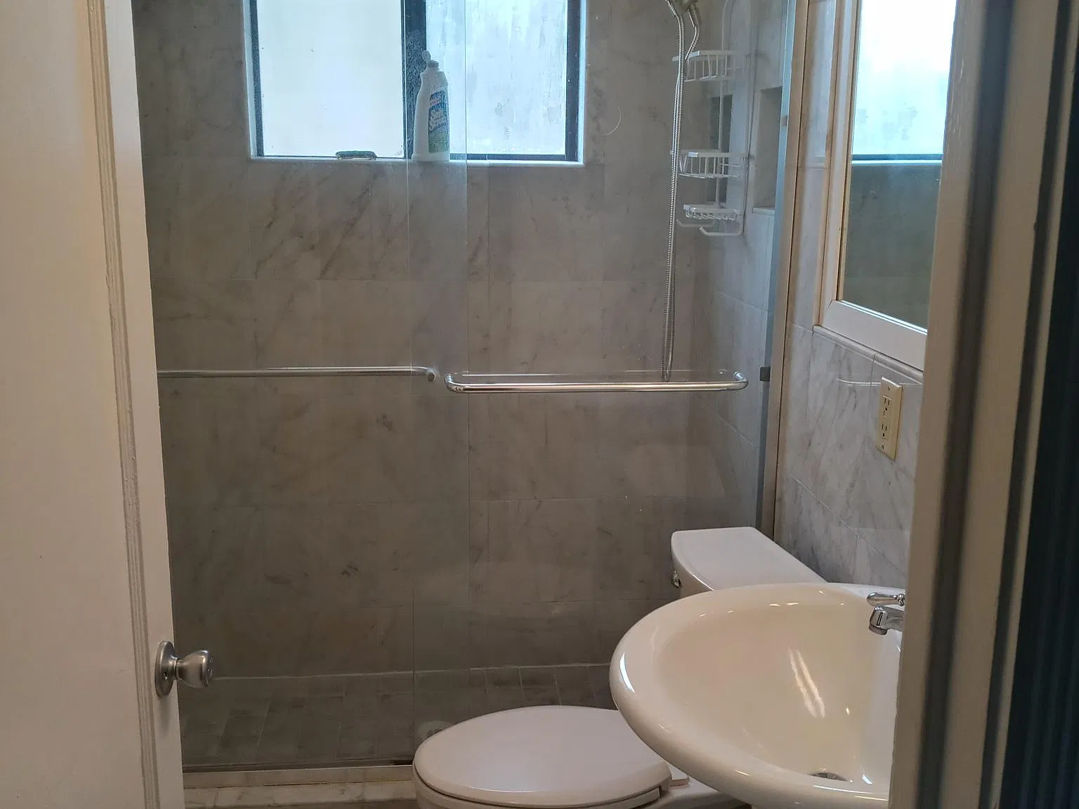 3 bed, 1350 sqft, $4,300 — Photo 2