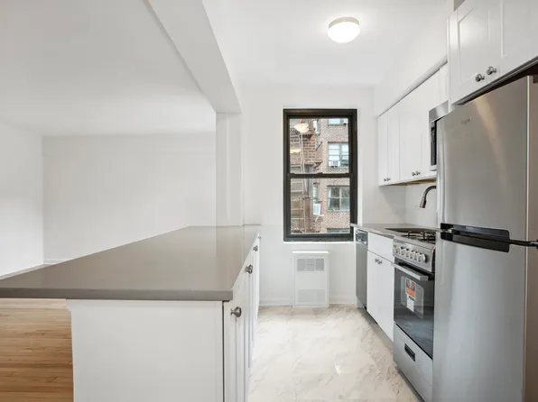 4489 Broadway 5E image 2 of 11