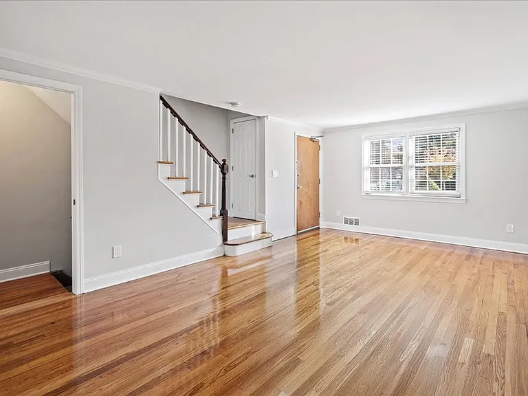 Spring Hill Apartments — Photo 30