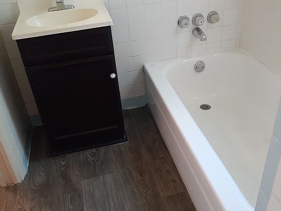 4th image of 3010 Grove St