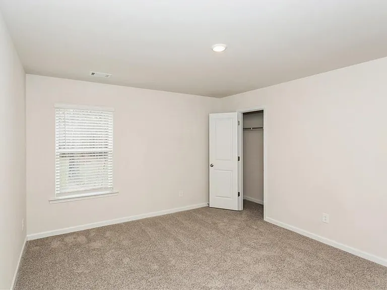 668 Mackenzie Cv — Photo 23