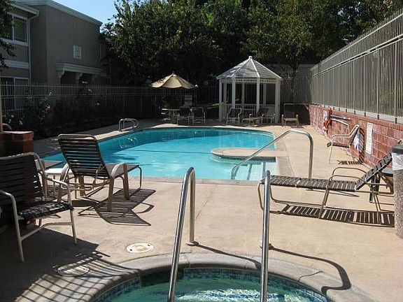 4th image of 10241 White Oak Ave Unit 6
