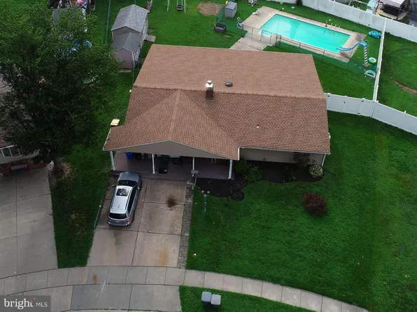 24 Tiger Lily Ln, Levittown, PA 19054