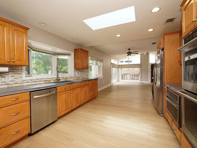 27 Old Ferry Rd — Photo 12