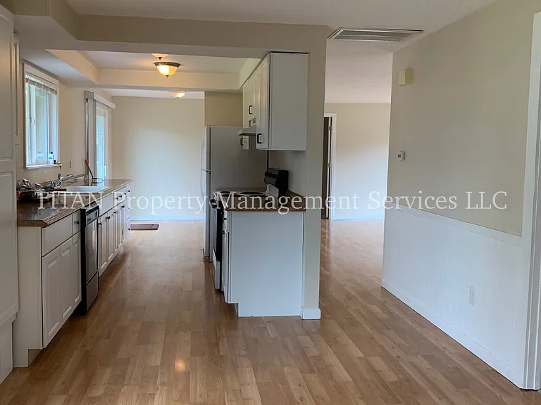 798 Bridge St E — Photo 11