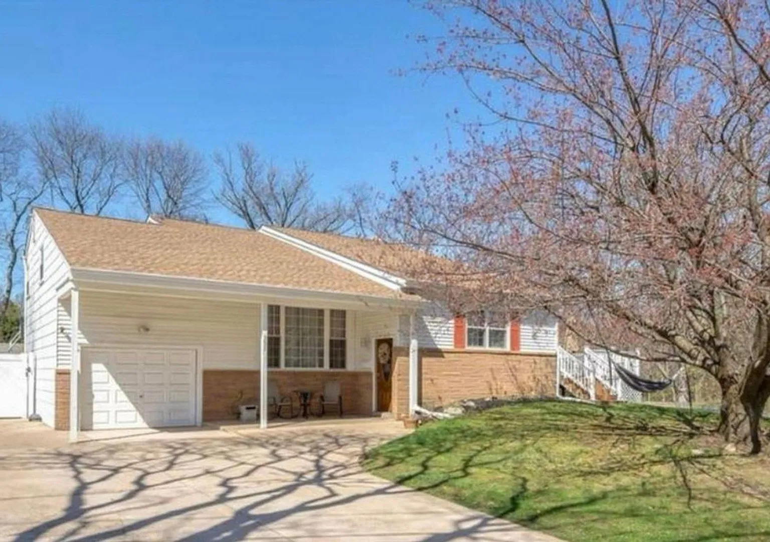 Available immediately!! Large House in Cherry Hill East — Photo 1